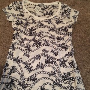 NWT White & Blue Bow&chain print S/S Delia’s Tee